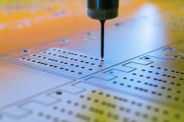 Cnc makine üzerinde çalışmak.