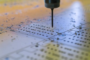 Cnc makine üzerinde çalışmak.