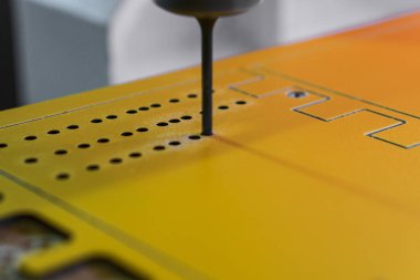 Cnc makine üzerinde çalışmak.