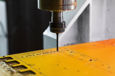 Cnc makine üzerinde çalışmak.
