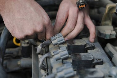 Araba motoru tamir. Bujileri altyapısı'nda değiştirme.