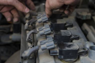 Araba motoru tamir. Bujileri altyapısı'nda değiştirme.