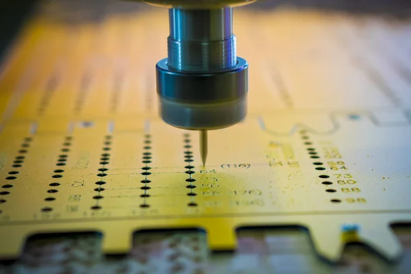 Trabajo de la fresadora vertical con CNC . — Foto de Stock