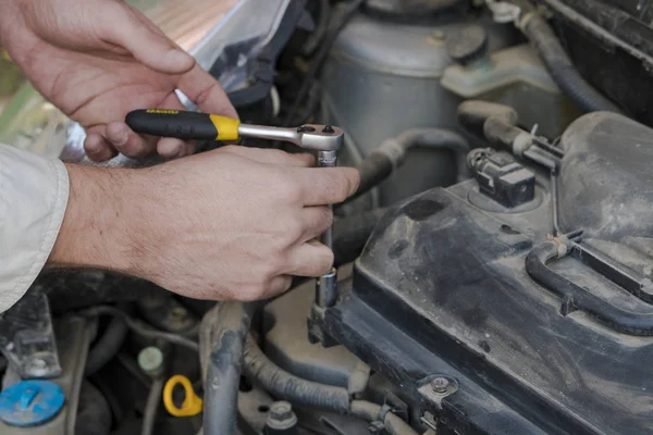 Burulma anahtar ve bit.