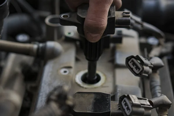 Car engine repair. Replacing the spark plugs in the engine. — Stock Photo, Image