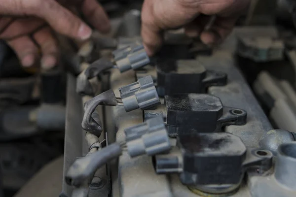 Araba motoru tamir. Bujileri altyapısı'nda değiştirme.