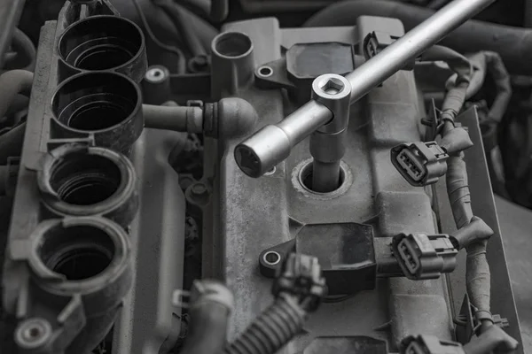 Kfz-Motor reparieren. Austausch der Zündkerzen im Motor. — Stockfoto