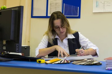 Kız Tasarımcısı masasında.