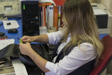 Kız Tasarımcısı masasında.