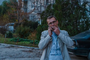 Sigaralı genç bir adam..