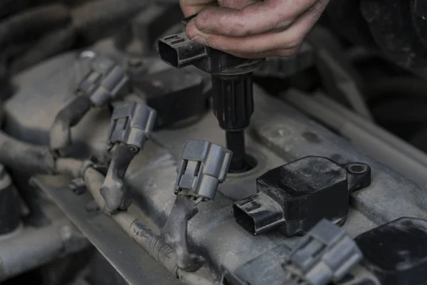 Austausch der Zündkerzen im Auto. Reparatur der alten Maschine. Hände des alten Meisters. — Stockfoto