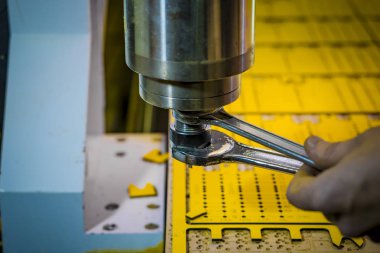 Freze kesici iğ sabitleme.