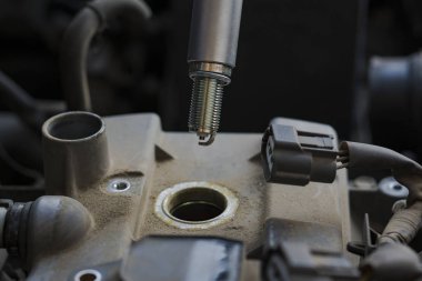 Araba motoru tamir. Bujileri altyapısı'nda değiştirme.