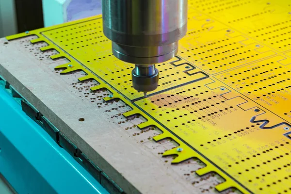 Dikey freze tezgahı Cnc. freze Milli çalışmalarını.
