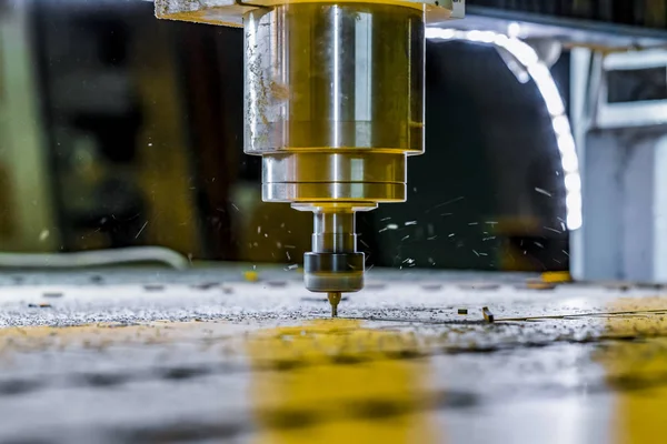 Freze parça üstünde belgili tanımlık makine. CNC iğ.