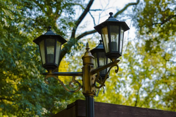 Lanterna para iluminação no parque . — Fotografia de Stock