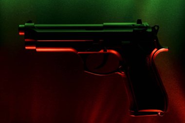 Ateşli silahlar. Malzeme mavi ve kırmızı tonları arka planı.