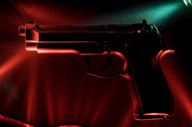 Tabanca. Malzeme yeşil ve kırmızı tonları arka planı.