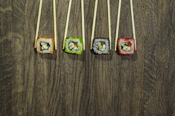 Sushi achtergrond van achtergrond. Eetstokjes. — Stockfoto