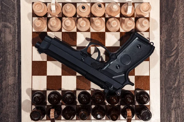 Pistolen på tabellen schack. — Stockfoto