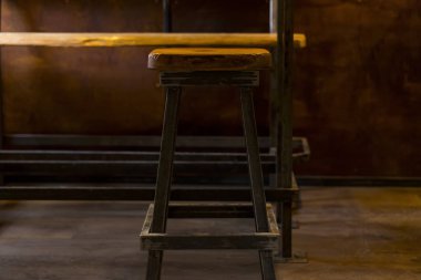 Ev yapımı sandalye dükkanda. Ahşap dışkı Bar.