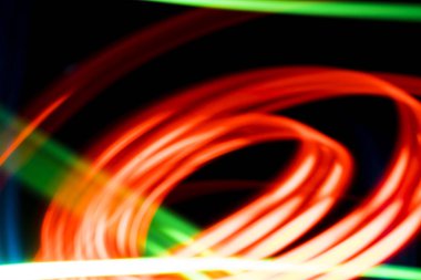 Işık efekti arka plan. Çok renkli parlak parça içinde belgili tanımlık karanlık.