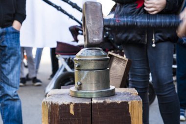 Sikkeleri el ile üretim.