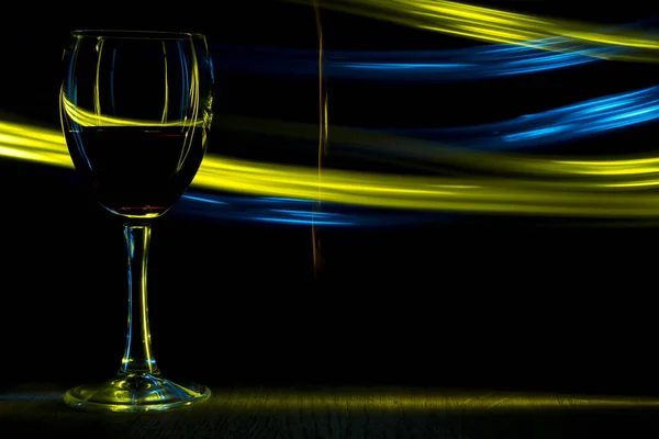Bir bardak şarap gece kulübü. Işık efekti. — Stok fotoğraf