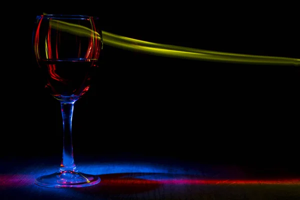 Egy pohár bort. Piros, sárga és kék fény hatása . — Stock Fotó