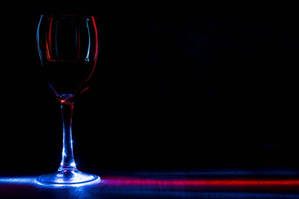 Ett glas vin i en nattklubb. — Stockfoto