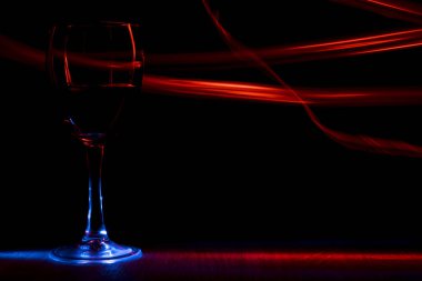 Bir bardak kırmızı şarap. Kırmızı bulanık bantları.