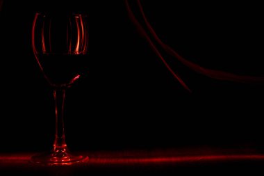 Bir bardak kırmızı şarap. Kırmızı bulanık bantları.