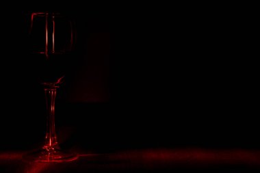 Bir kadeh kırmızı şarap..