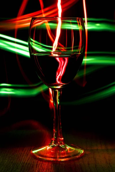 Egy pohár bort a bokeh hatású világos háttér. — Stock Fotó
