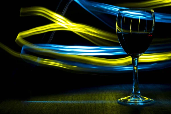 Egy pohár bor sötét háttérrel. — Stock Fotó