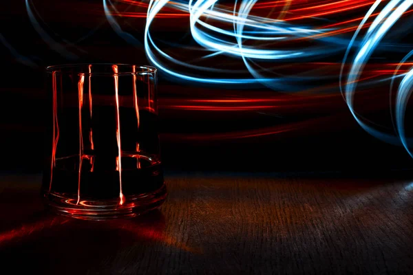 Ein Glas Cognac auf dem Tisch. — Stockfoto
