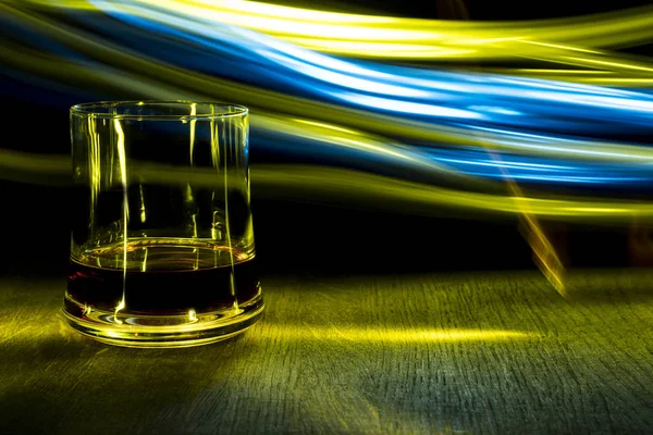 Üveg bor az asztalon, éjszakai klubban. Inkjet Print Heads. — Stock Fotó