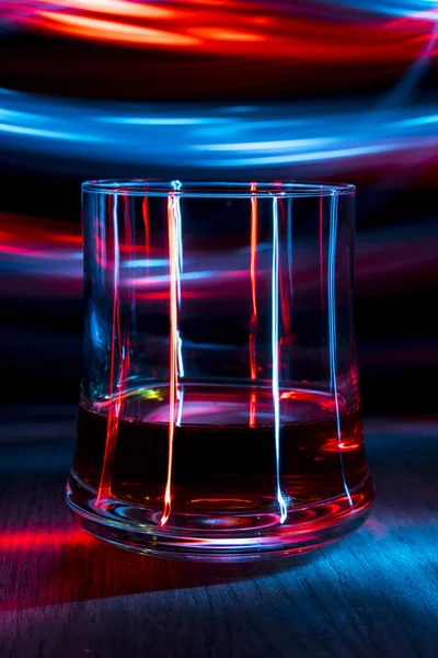 夜のクラブでテーブルにコニャックのガラス。暗い背景ボケと. — ストック写真