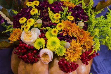 Kabak dan bir vazoda Cadılar Bayramı için buket.