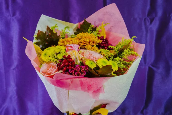 Ein Blumenstrauß Chrysanthemen, Solidago, Eichenblätter, Rosencochlea, Viburnum, Zellulose. — Stockfoto