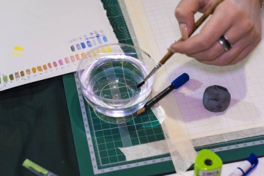 Fırça deseni ile çalışmak için su uzmanları el nemlendirir.