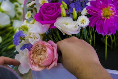 Hazırlık ve buket derinin çalışma anı. Orkide, eustoma.