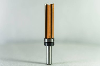 Kesici ve yönlendirici bit freze. Turuncu desen bit ile rulman.