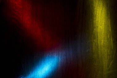 Bir ahşap yüzeyde çok renkli arka plan.