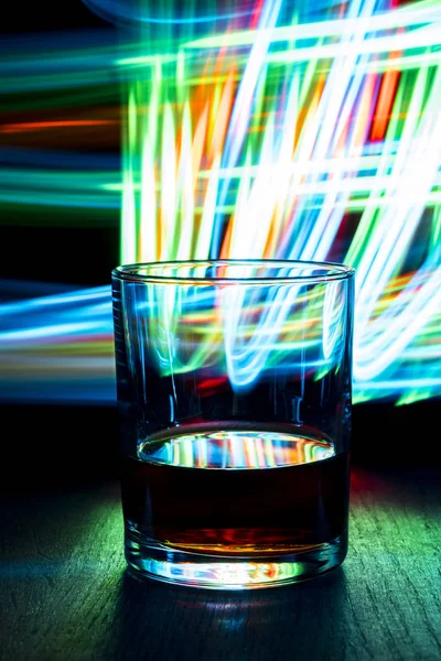 Boîte de nuit. Un verre de cognac sur la table . — Photo
