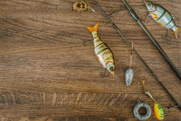 Aparejos de pesca sobre fondo de madera . — Foto de Stock