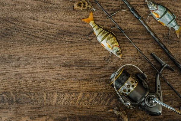 Aparejos de pesca sobre fondo de madera. Vista superior . — Foto de Stock