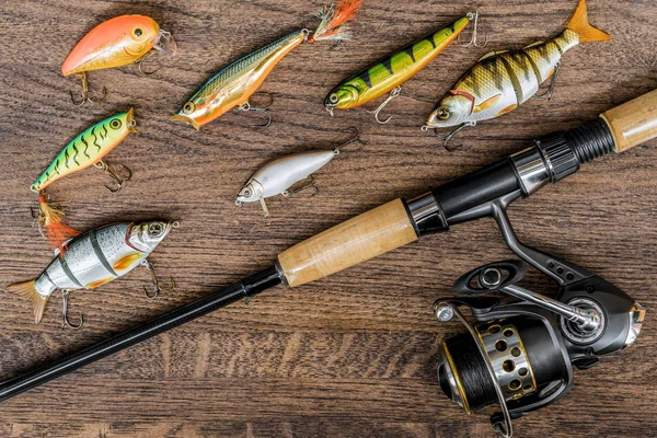 Aparejos de pesca sobre fondo de madera . — Foto de Stock