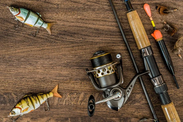 Aparejos de pesca sobre fondo de madera . — Foto de Stock