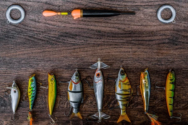 Pesca frente a la naturaleza muerta sobre un fondo de madera . — Foto de Stock